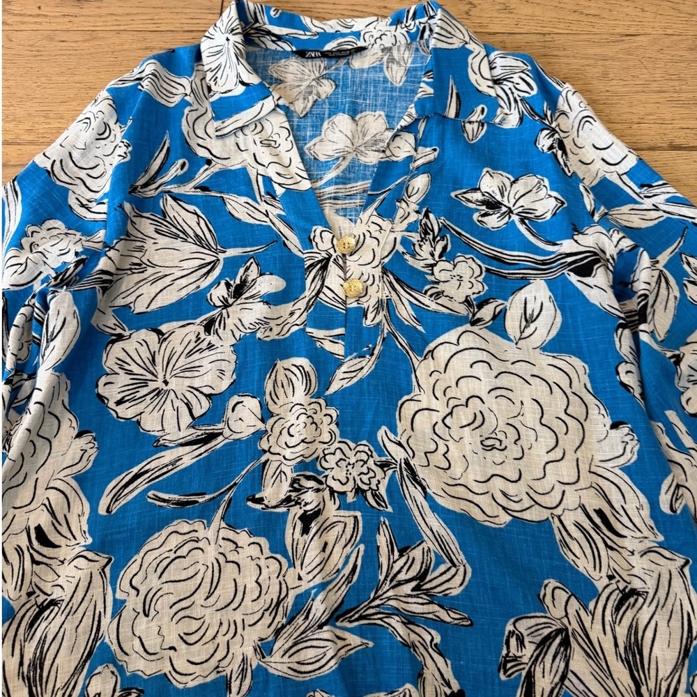 Zara Blue White Floral Linen V-Neck Blouse Gold Buttons Large 3/4 Sleeve (1577)